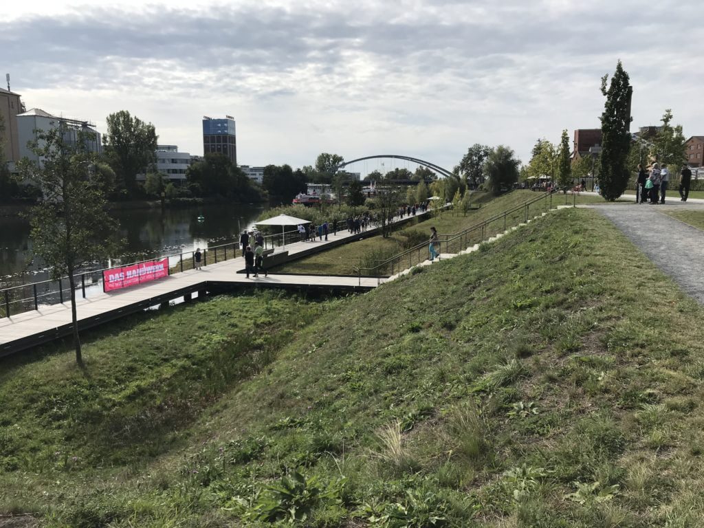 Der Steg über dem Wasser des Neckar lädt dazu ein, die Arme hinter dem Rücken zu verschränken und den Versuch zu wagen, intelligente Dinge zu sagen. 